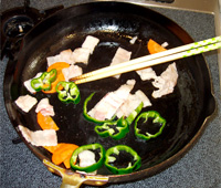 焼きうどん　作り方(2)　野菜・肉を炒める